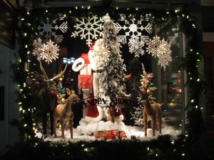 How to build an attractive window display for retail
