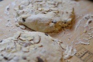 How to make almond scones from scratch