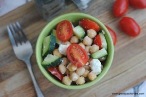 Light and flavorful greek chickpea salad